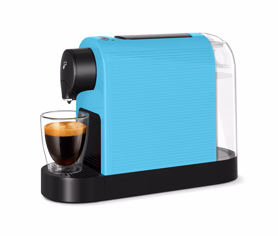 Türkisblaue Kaffeemaschine mit einer Tasse Kaffee.