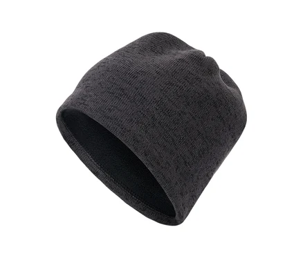 Dunkelgraue Strickmütze mit sichtbarem Fleecefutter, schräg liegend.