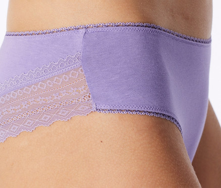 Nahaufnahme eines lila Slips mit Spitzendetails an der Seite und gewelltem Rand.