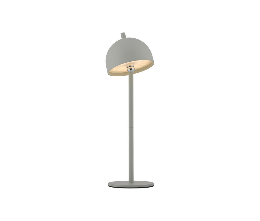 Eine hellgraue Tischlampe mit schlankem Stiel und einem geneigten, kuppelförmigen Schirm. Die Lichtquelle im Schirm ist sichtbar und leuchtet, die Lampe steht auf einem flachen, runden Fuß.