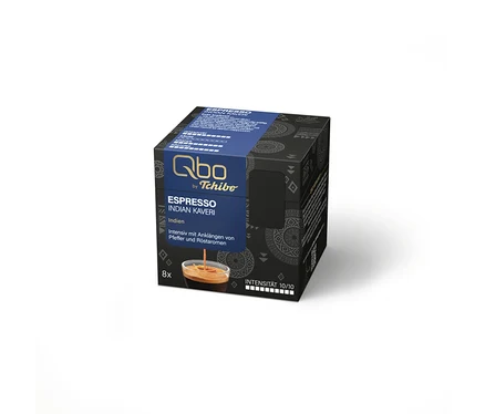 Eine Qbo by Tchibo Espresso Indian Kaveri Kapselpackung ist zu sehen. Auf der Packung ist ein Espresso im Glas abgebildet. Intensität 10/10.