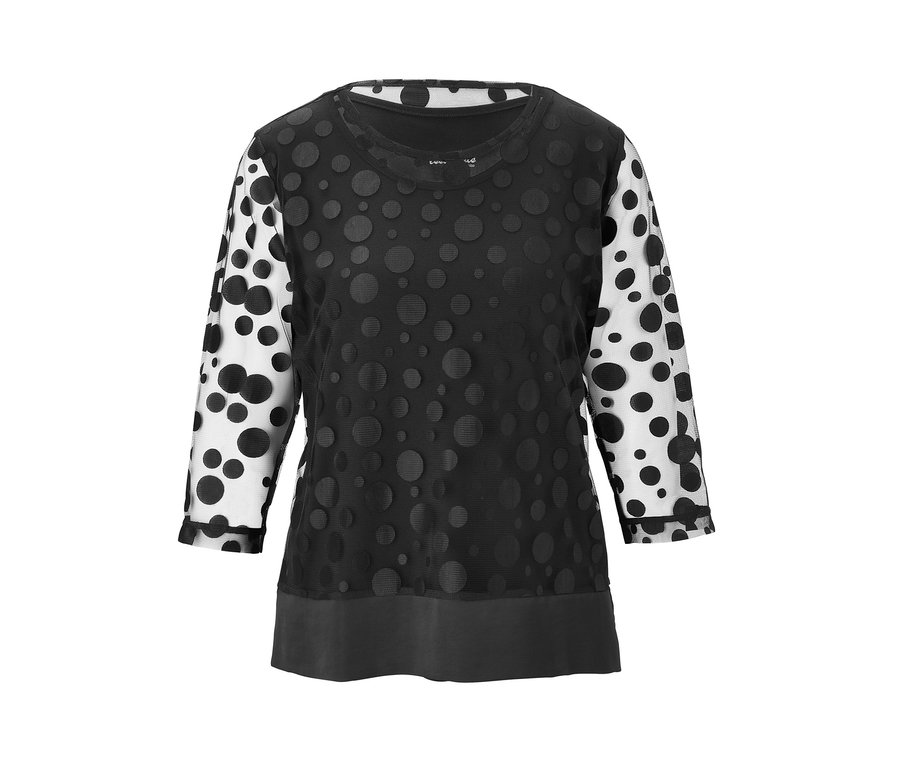 Ein schwarzes Doublelayer-Shirt mit gepunkteten Ärmeln.