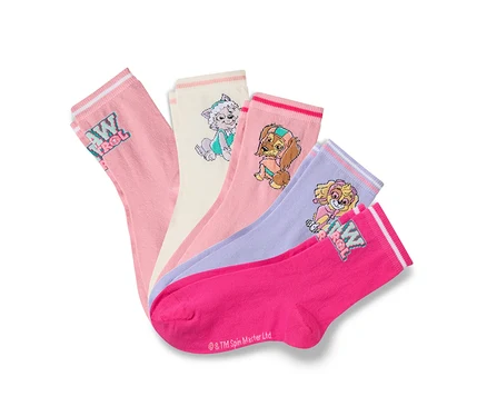 Fünf Paar bunte Socken mit Paw Patrol Motiven liegen übereinander.