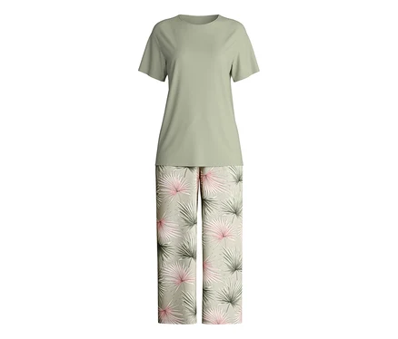 Der Calida »Leaf Dreams« 7/8-Pyjama besteht aus einem olivfarbenen T-Shirt und einer langen Hose mit Palmenmuster.