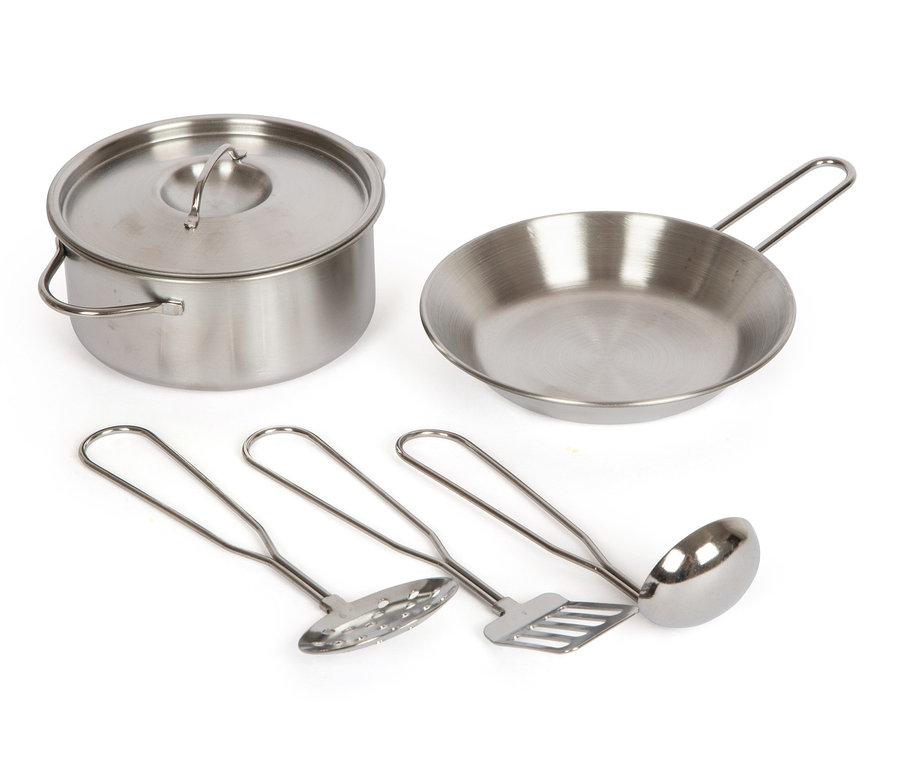 Ein Topf mit Deckel, eine Pfanne, eine Schöpfkelle, ein Pfannenwender und ein gelochter Pfannenwender aus Edelstahl. small foot Kinderküche kompakt »tasty«.