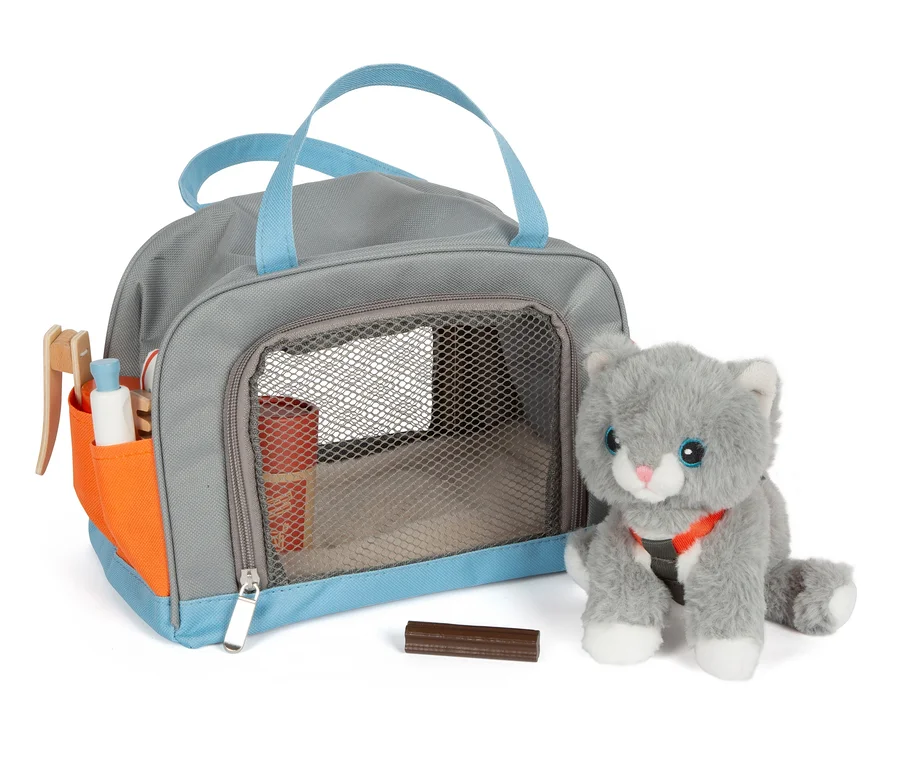Graue Tasche mit blauen Details und small foot Katze mit Tasche und Pflege-Set.
