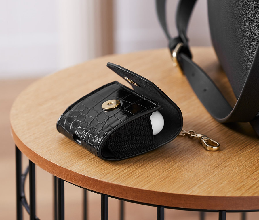 Eine schwarze Kopfhörer-Tasche liegt geöffnet auf einem Tisch.