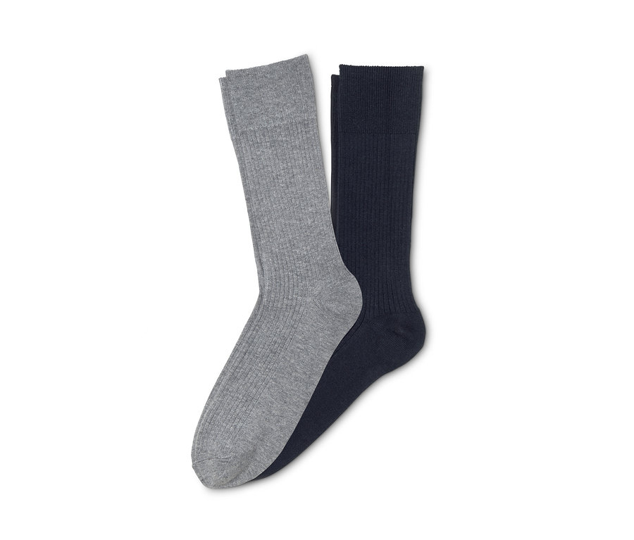 Zwei Paar Socken: ein graues und ein dunkelblaues.