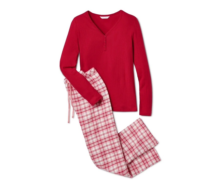 Ein roter Flanell-Pyjama mit karierter Hose.