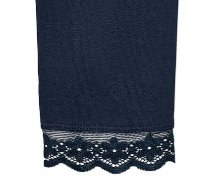 Detail einer Leggings mit Spitzenborte.
