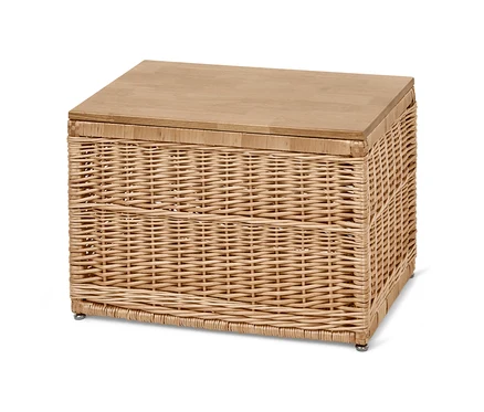 Eine Truhe aus Geflecht mit Holzdeckel.