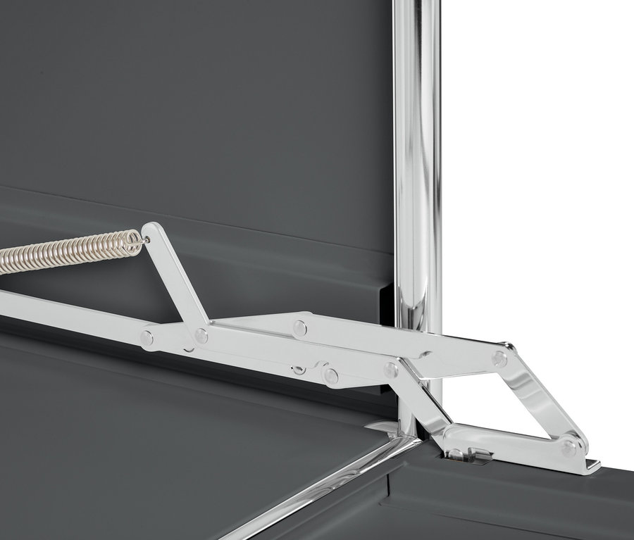 Detailansicht eines grauen Lowboards Metall »CN3« mit Klappenfächern und Öffnungsmechanismus.
