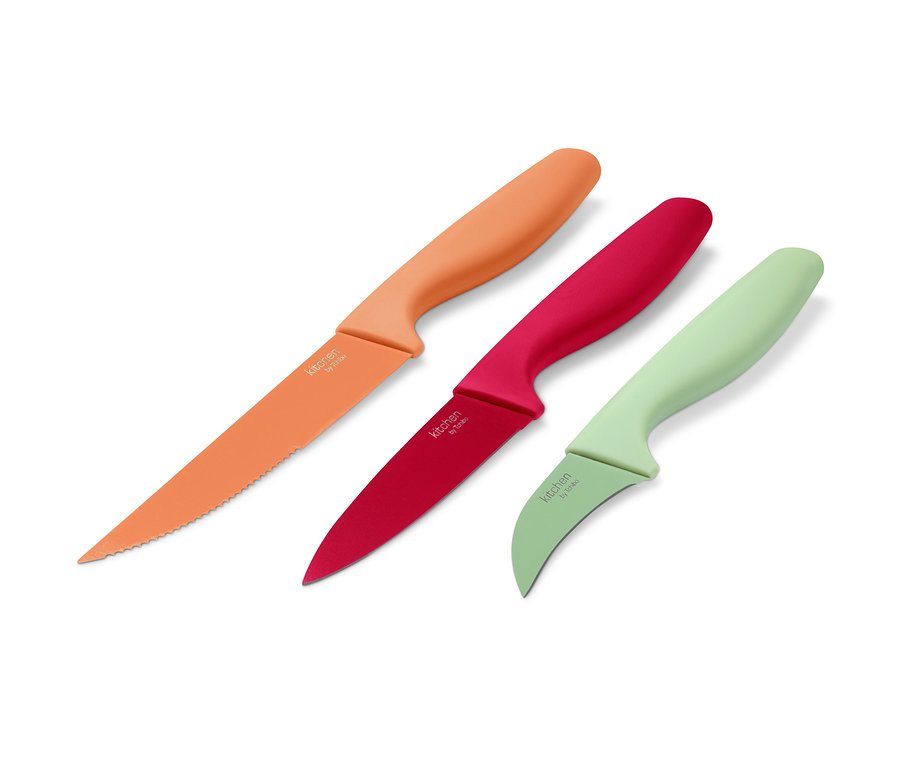 Drei Küchenmesser in Orange, Rot und Grün.