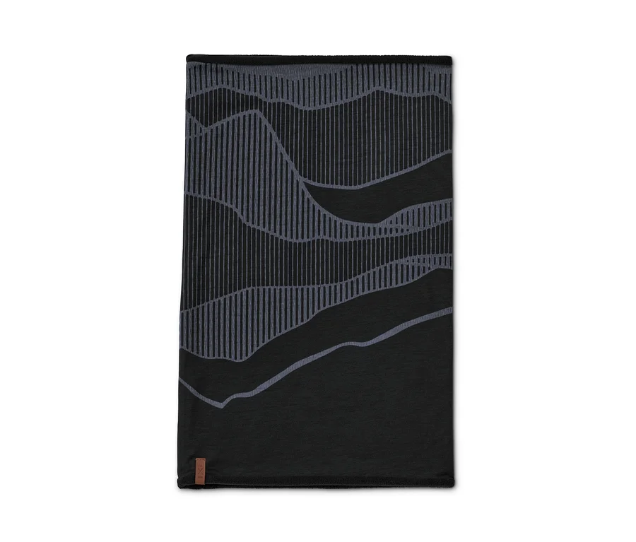 Ein schwarzer Thermo-Fleecekragen mit einem grauen geometrischen Muster.