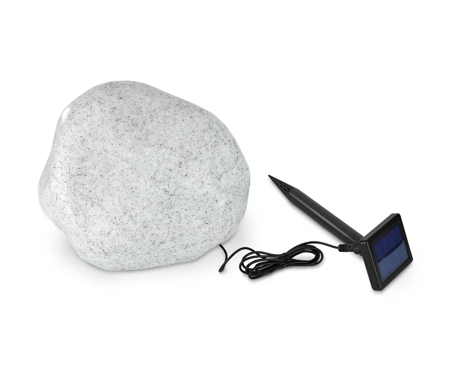 Eine graue Solar-Leuchte »Stein« und ein Solarpanel mit Kabel auf weißem Hintergrund.