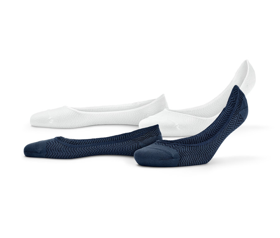 Zwei Paar weiße und zwei Paar dunkelblaue Sneaker-Füßlinge.