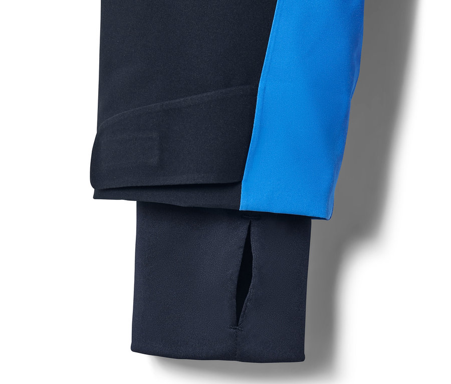 Detailansicht einer blauen Skijacke.