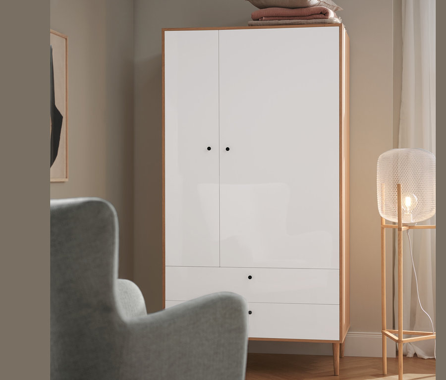 Im Zimmer stehen ein Kleiderschrank »Bekeson«, eine Dreibein-Stehleuchte und ein Sessel mit hoher Rückenlehne in Anthrazit.