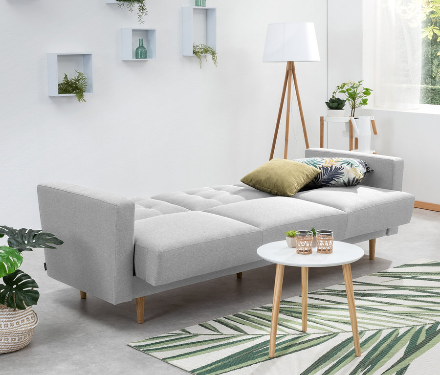 Ein hellgraues 3-Sitzer-Schlafsofa "Janny" steht im Wohnzimmer.