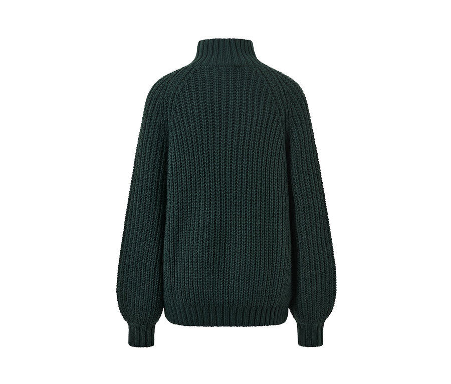 Dunkelgrüner Strickpullover mit Stehkragen.