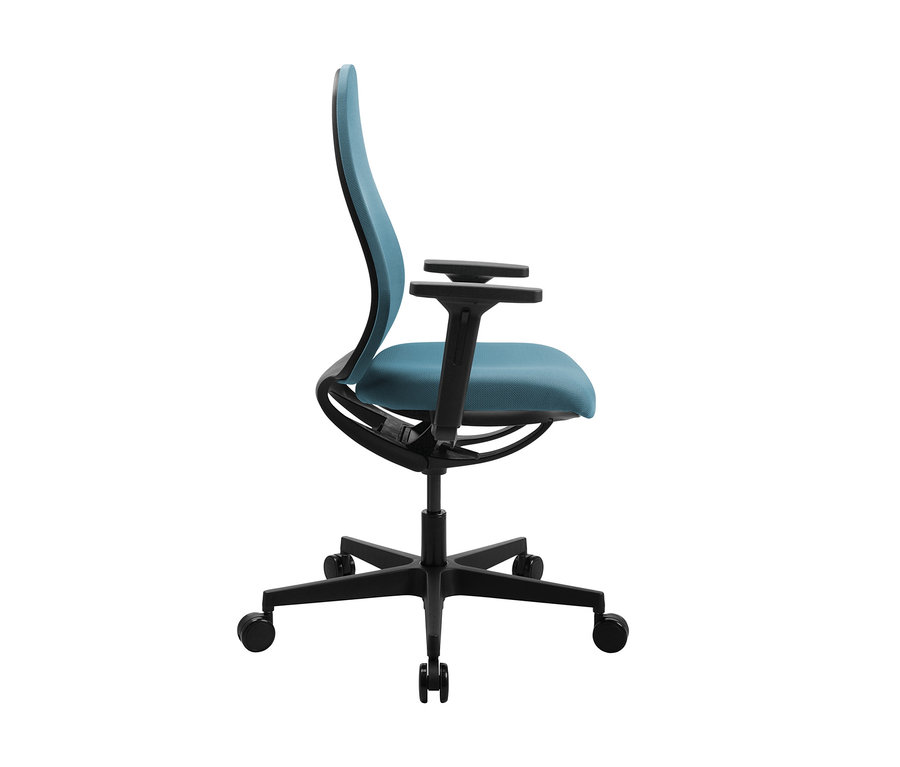 Seitenansicht des Topstar »SOFT SITNESS ART« Bürostuhls in Blau mit schwarzem Rahmen und fünf Rollen.