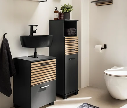 Badezimmer mit Katta Waschbeckenunterschrank in Anthrazit, Katta Highboard mit Schubladen und Katta Regal und Spiegelschrank.