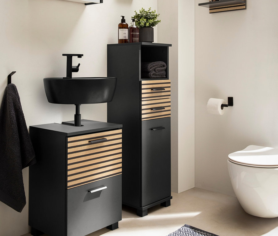 Badezimmer mit Katta Waschbeckenunterschrank in Anthrazit, Katta Highboard mit Schubladen und Katta Regal und Spiegelschrank.