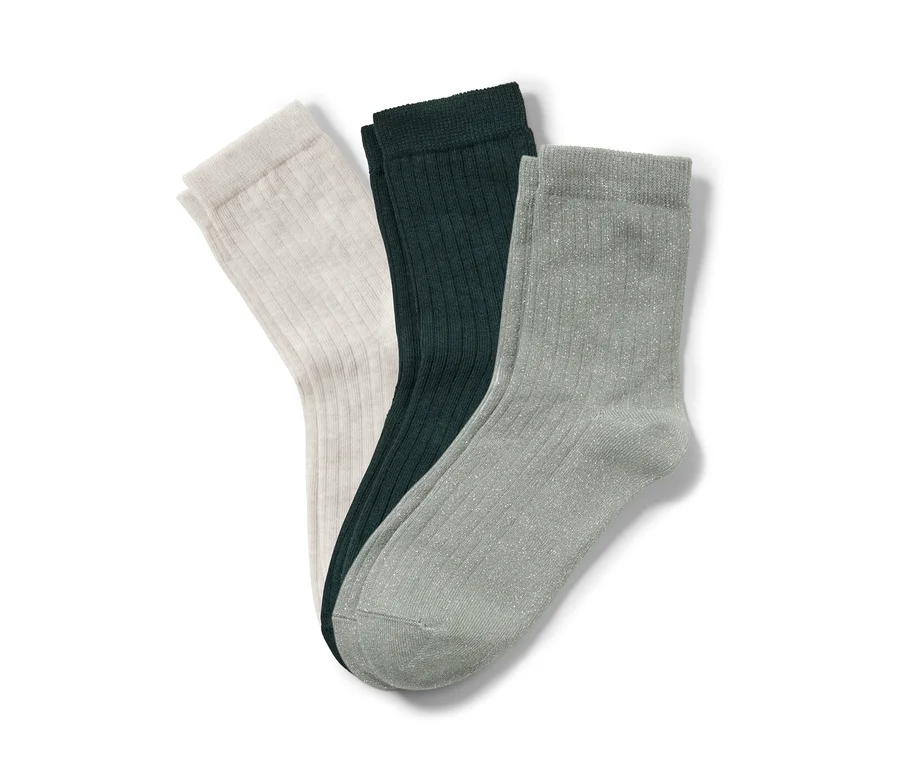 Drei Paar Rippsocken in Creme, Dunkelgrün und Grau.