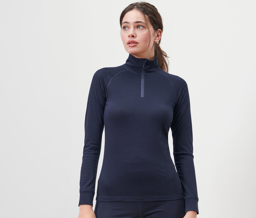 Frau trägt ein marineblaues Shirt mit RWS-zertifizierter Wolle und Leggings.