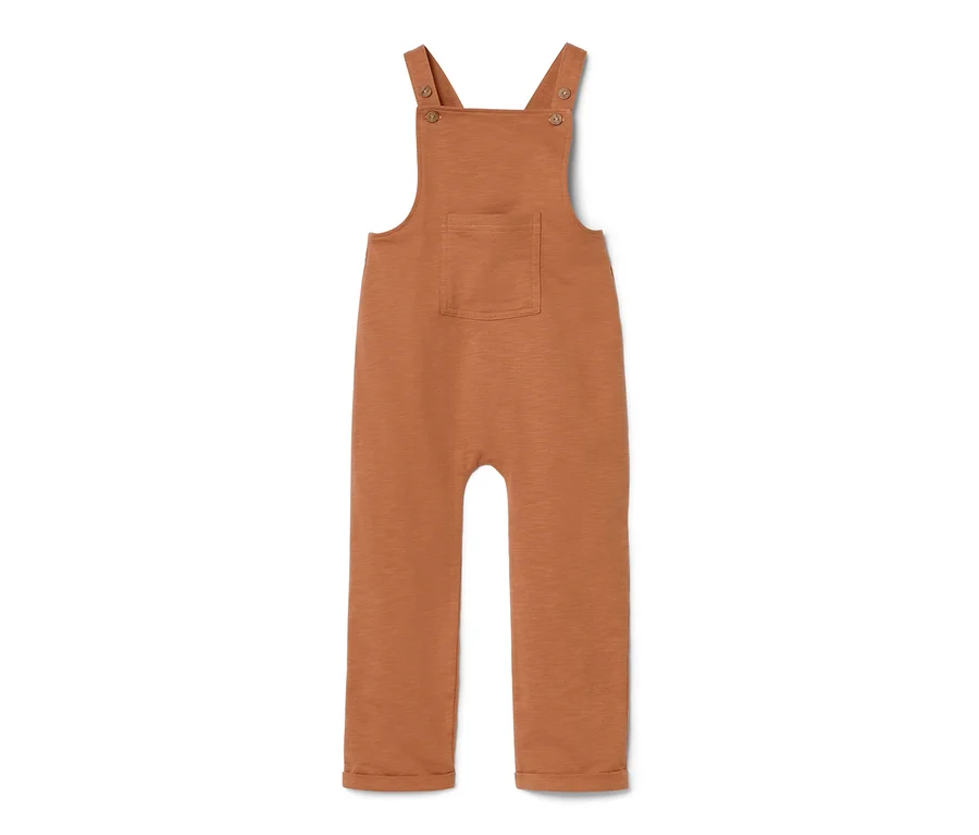 Eine braune Baby-Latzhose liegt auf einem weißen Hintergrund.