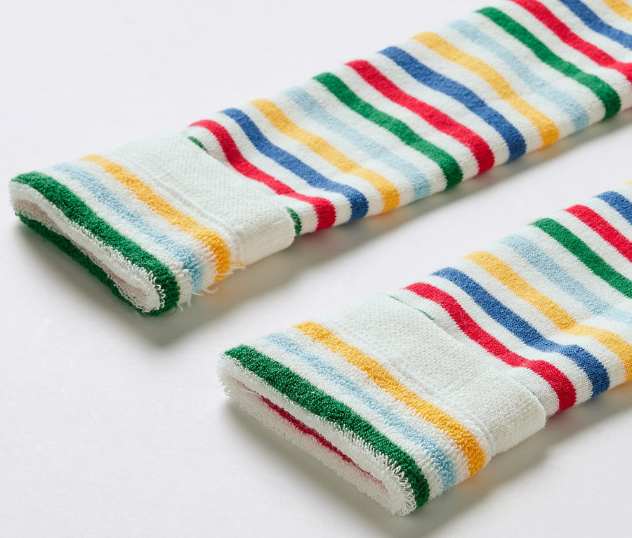 Detailansicht von drei Kinder-Thermoleggings mit bunten Streifen.