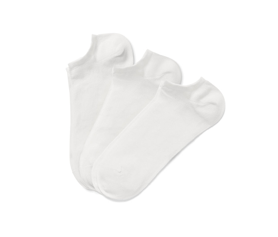 Drei Paar weiße Sneakersocken liegen übereinander.