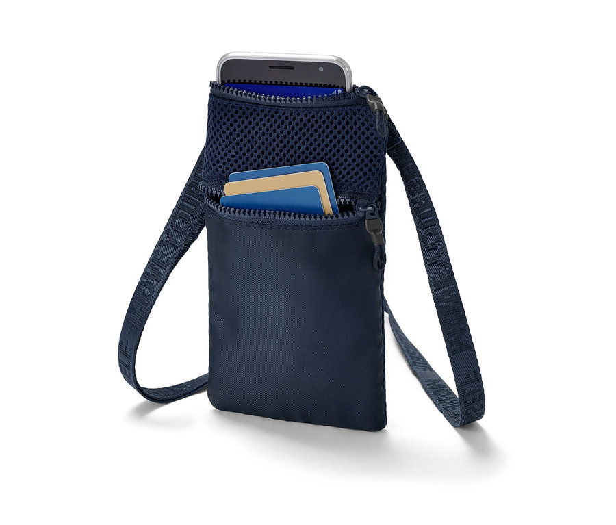 Eine blaue Smartphone-Umhängetasche mit Reißverschlusstaschen, ein Smartphone in der oberen Tasche und Karten in der unteren Tasche.