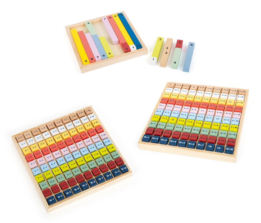 Mehrere Sets von hölzernen Lernhilfen für Mathematik.