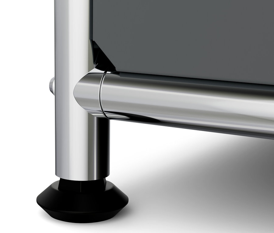 Detailaufnahme einer grauen schmalen Kommode Metall »CN3« mit Holzplatte, Fokus auf den Standfuß.