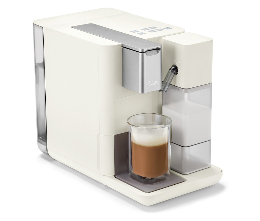 Qbo MILK MASTER White Cashmere Kaffeemaschine mit aufgeschäumtem Getränk in einer Tasse.