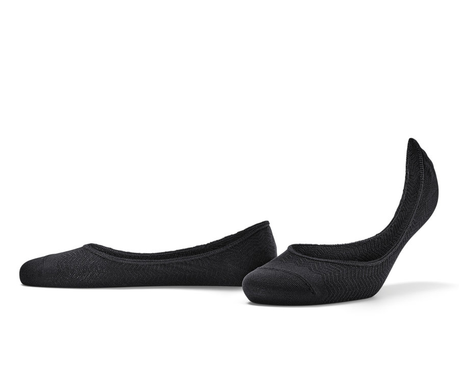 Zwei Paar schwarze Sneaker-Füßlinge.