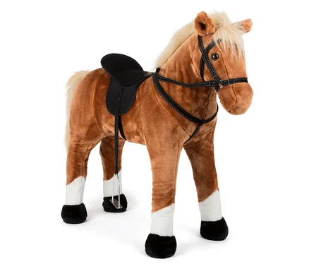 Ein braunes Plüschpferd mit schwarzem Sattel und Zaumzeug steht vor einem weißen Hintergrund. small foot Stehpferd mit Sound.