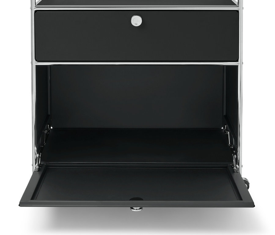 Detail der Kommode Metall »CN3« mit 1 Schublade und 1 Klappenfach, wobei das Klappenfach geöffnet ist.