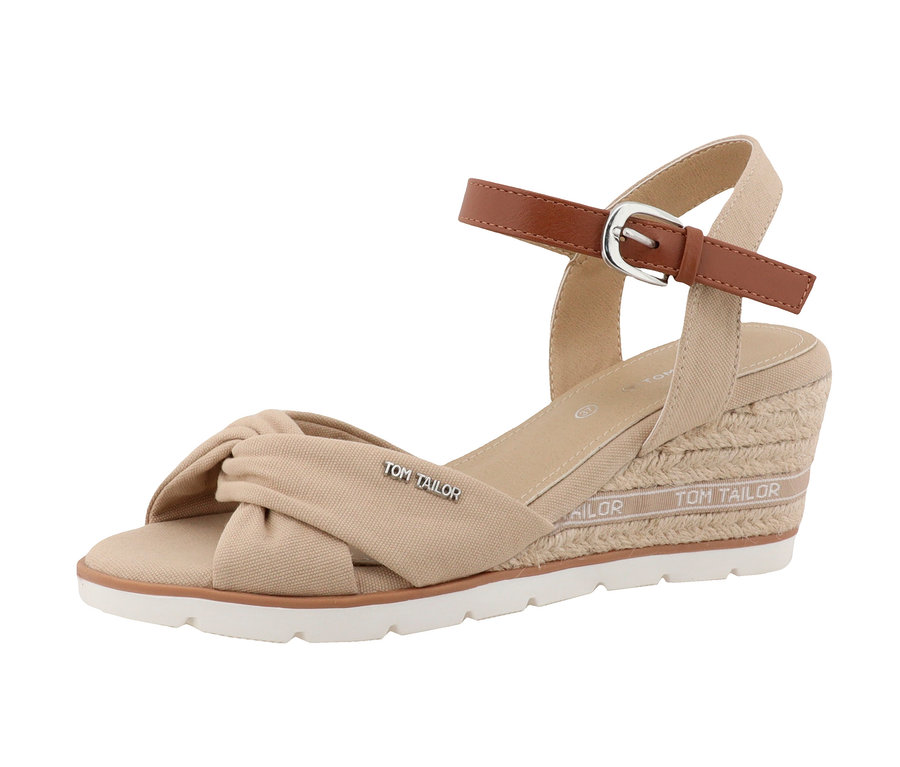 Detailaufnahme einer beigen Tom Tailor Sandale mit braunem Riemen und weißer Sohle.