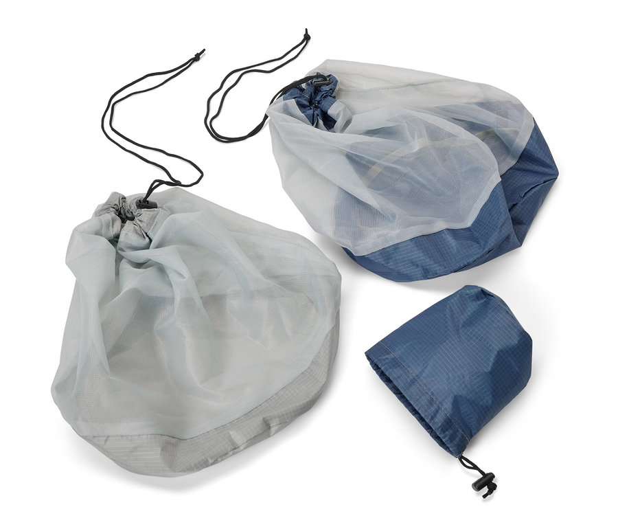 Zwei Outdoor-Meshbeutel und ein zusammengerollter Beutel.