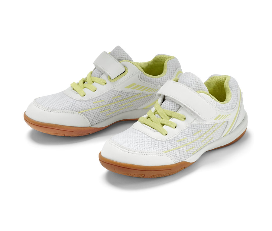 Zwei Kinder-Hallenschuhe in Weiß mit gelben Schnürsenkeln und brauner Sohle.