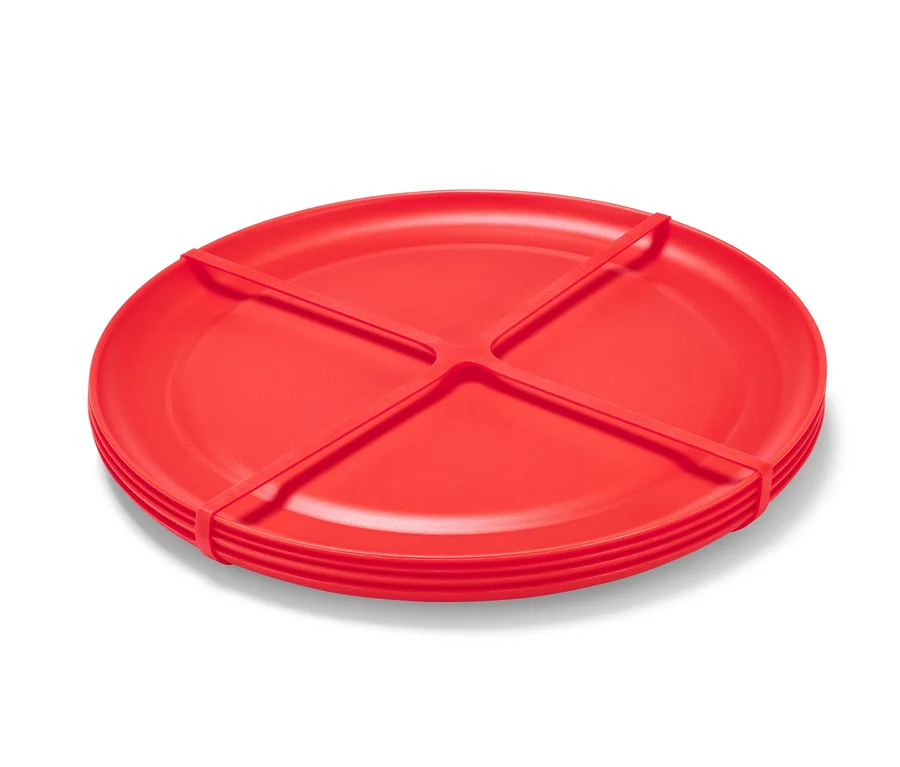 Vier rote Picknickteller, die von einem roten Gummikreuz zusammengehalten werden.