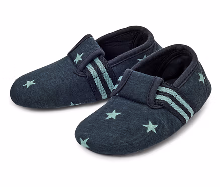 Zwei blaue Stoffschuhe mit Sternen und Streifen.