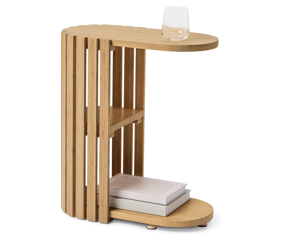 Bambustisch mit Glas und Büchern.