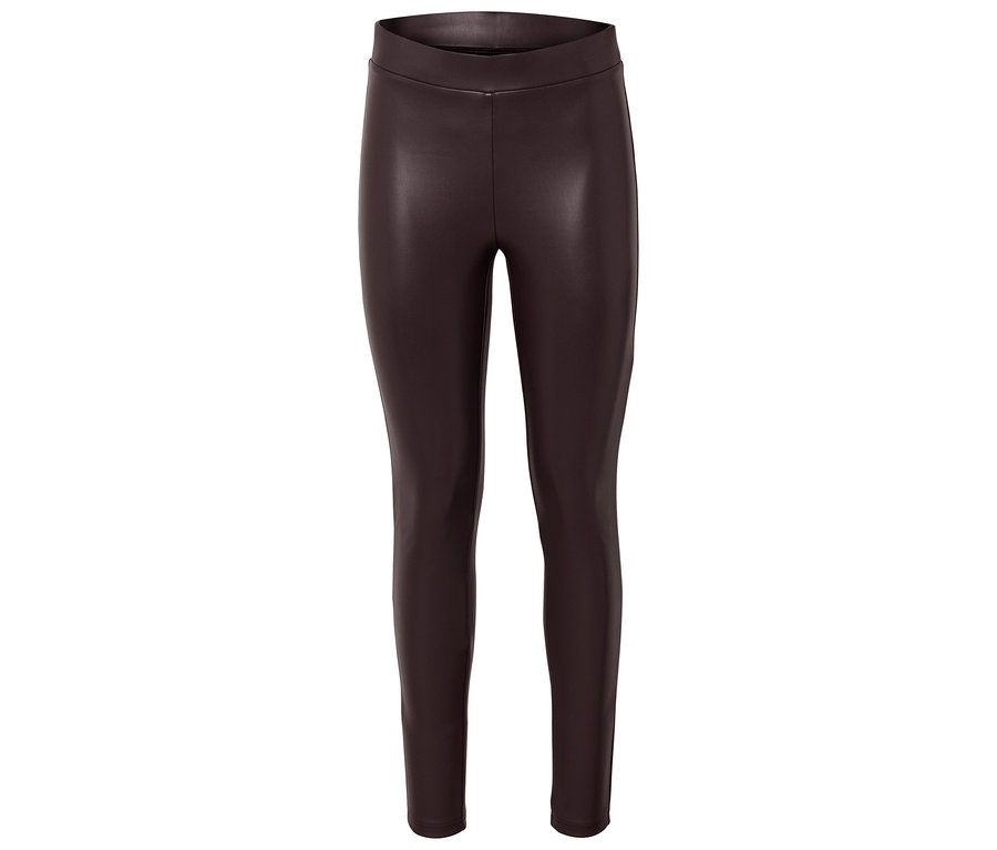 Braune Kunstleder-Leggings auf weißem Hintergrund.