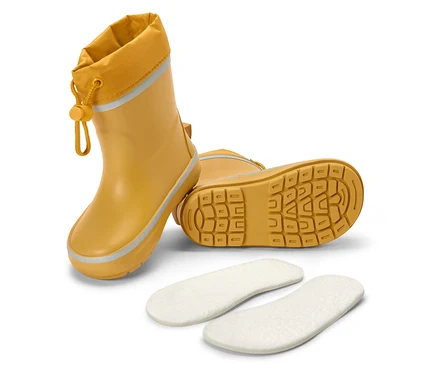 Gelbe Gummistiefel mit Einlegesohlen auf weißem Hintergrund.