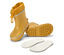 Gelbe Gummistiefel mit Einlegesohlen auf weißem Hintergrund.