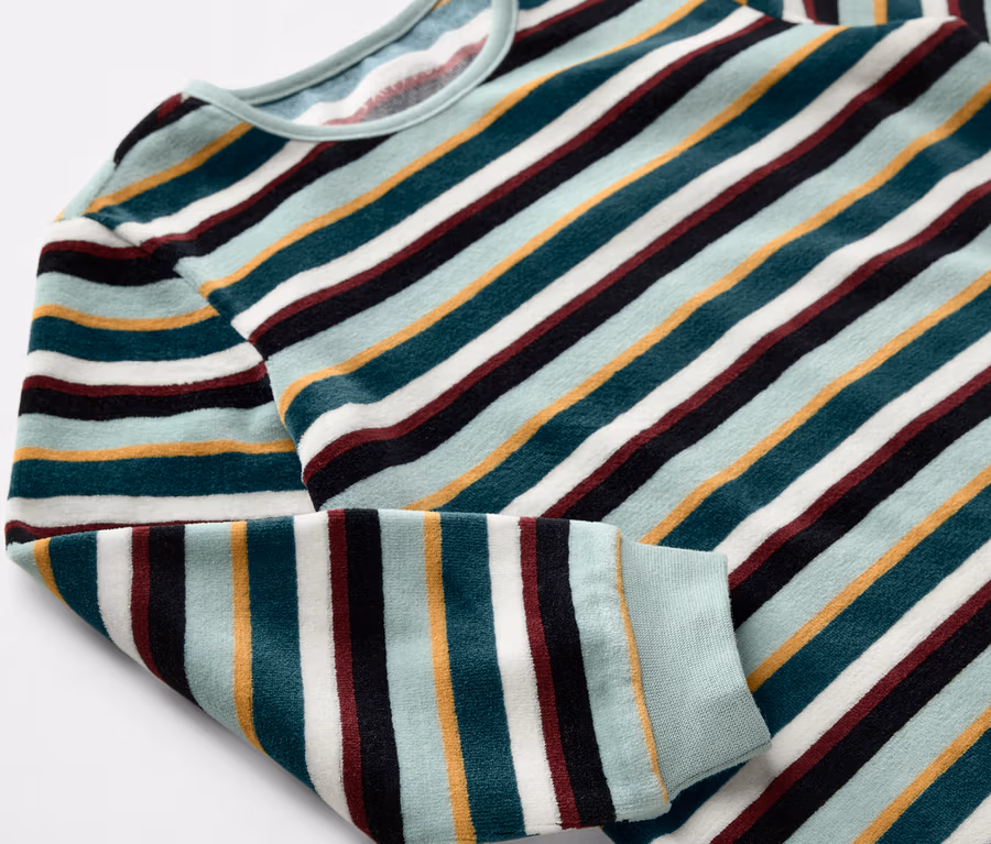 Detailaufnahme eines grün gestreiften Kinder-Nicki-Pyjamas.