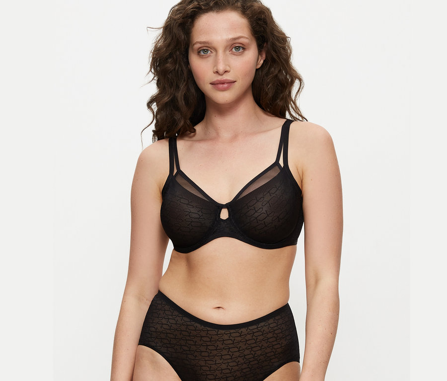 Frau trägt schwarzen Triumph Signature Sheer Minimizer.